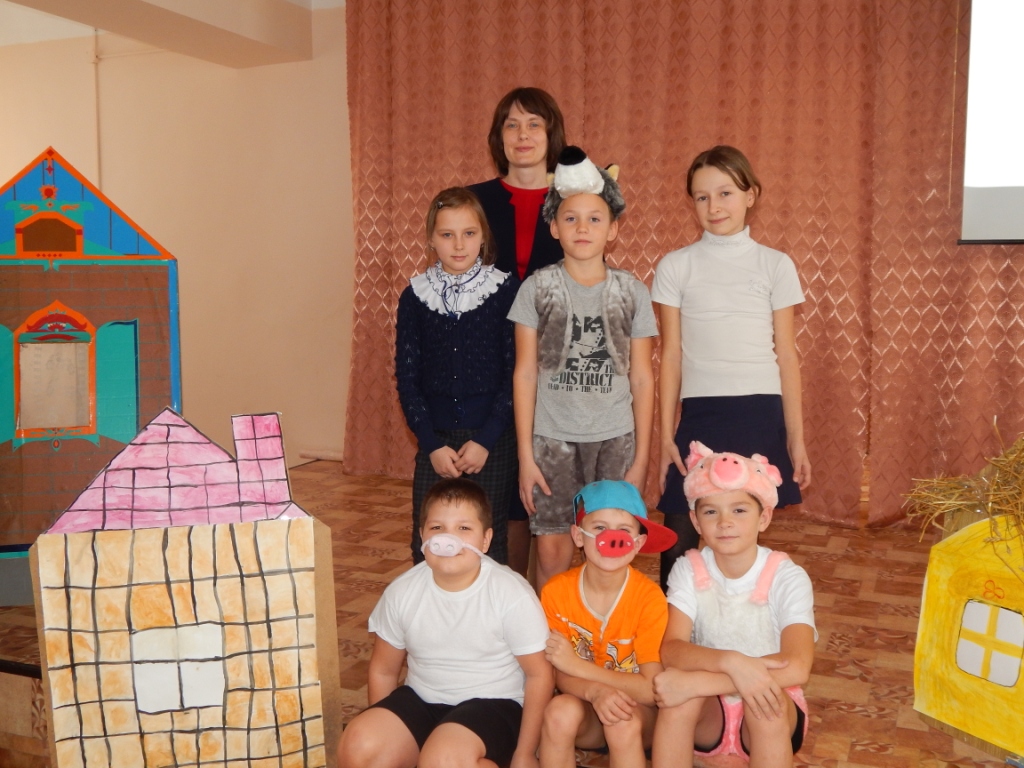 Новогодняяя сценка "Три поросенка"